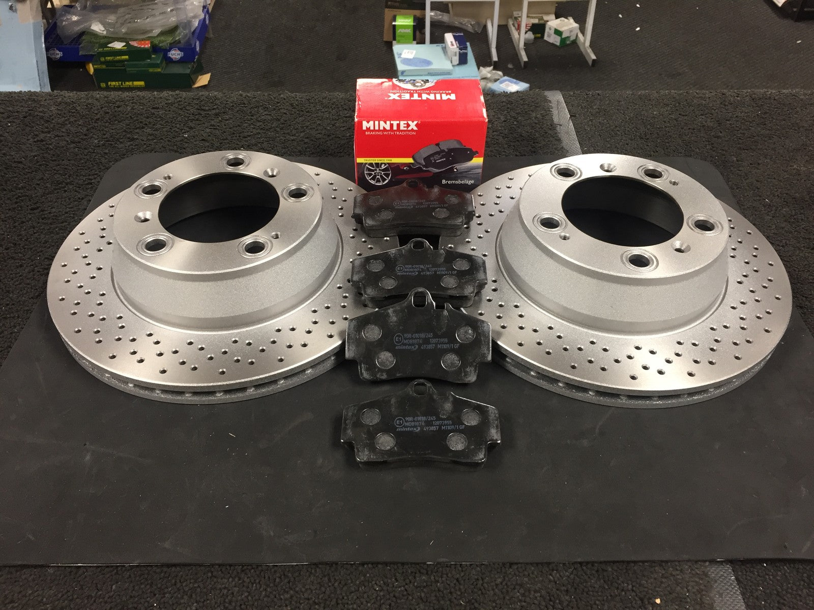 CARRERA 4S TARGA REAR BRAKE DISC DRILLED & MINTEX PADS NEW