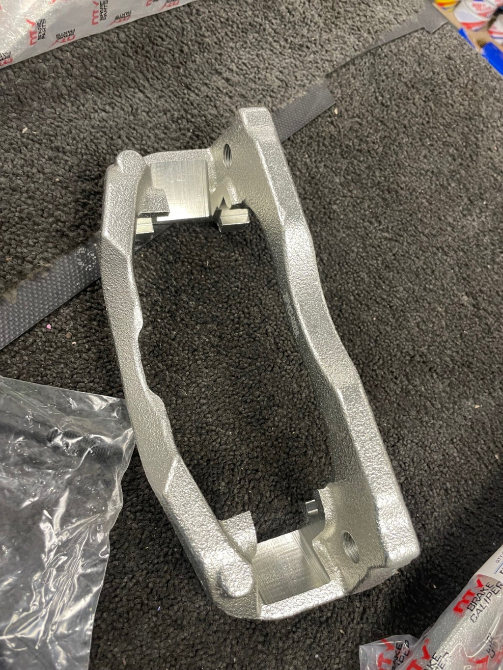 FRONT BRAKE CALIPER BRACKET FOR IVECO DAILY 35S9 S10 S11 S12 300X28MM DISC