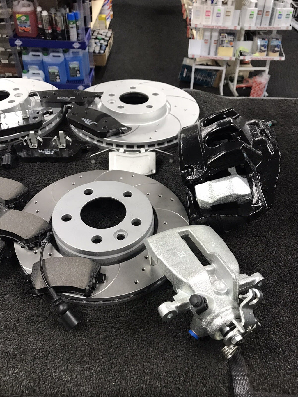 VW TRANSPORTER BRAKE DISC PAD DRILLED GROOVED FRONT BIG BRAKE CALIPER KIT BLACK