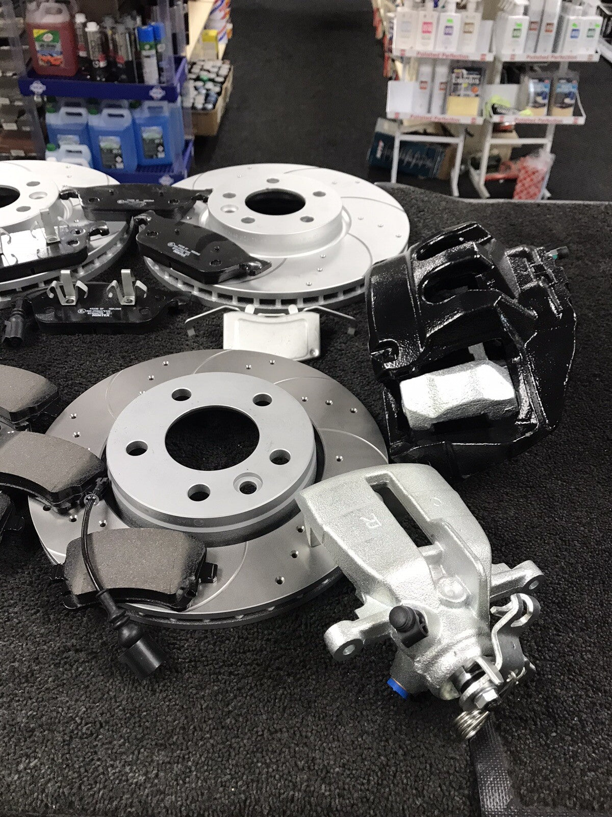 VW TRANSPORTER BRAKE DISC PAD DRILLED GROOVED FRONT BIG BRAKE CALIPER KIT BLACK