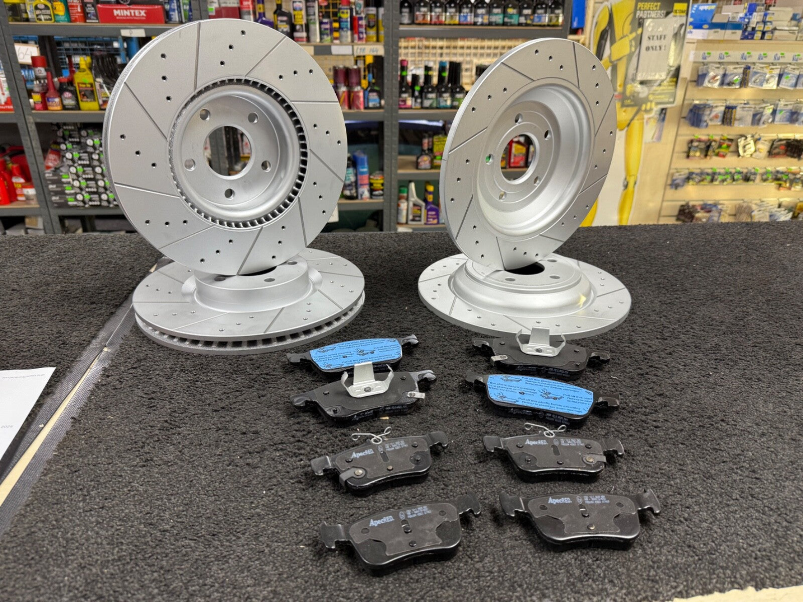 FOCUS ST ECOBLUE (MK4 (C519) BRAKE DISCS CROSS DRILLED GROOVED & FULL BRAKE PAD