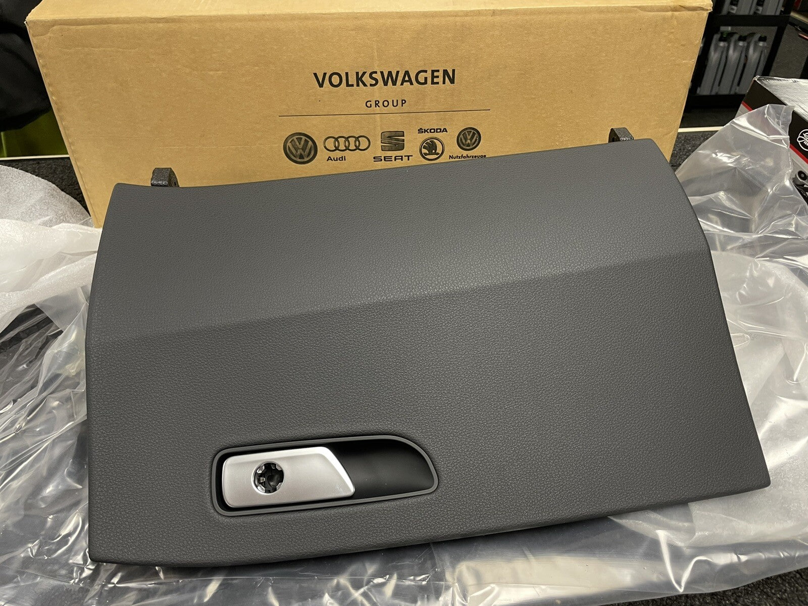 AUDI Q7 TDi FSi QUATTRO 2016 ON GENUINE GLOVE BOX LID SOUL BLACK 4M285712124A