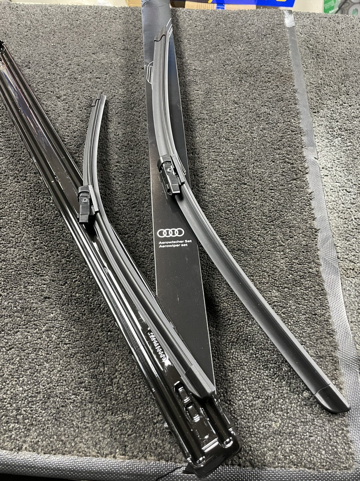 VW GOLF MK6 JETTA PASSAT CC TSi TDi GENUINE FRONT WIPER BLADES PAIR 81C998002