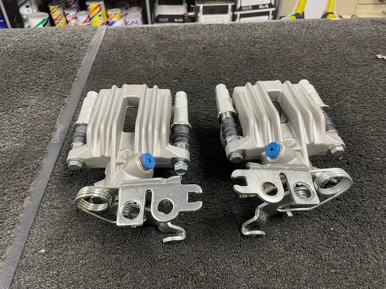 CADDY MK3 TDi SDi 2 REAR BRAKE CALIPER BRACKETS COMPLETE 2K0615423C/24C 253MM