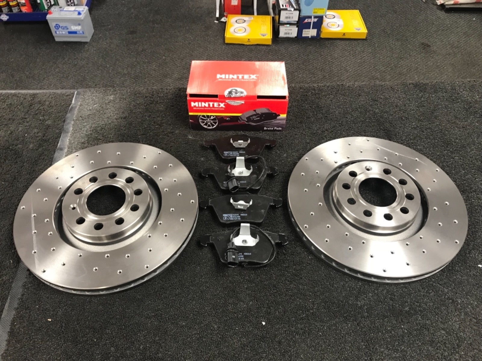 AUDI A4 TDI S LINE B7 AVANT BRAKE DISCS CROSS DRILLED MINTEX BRAKE PAD FRONT