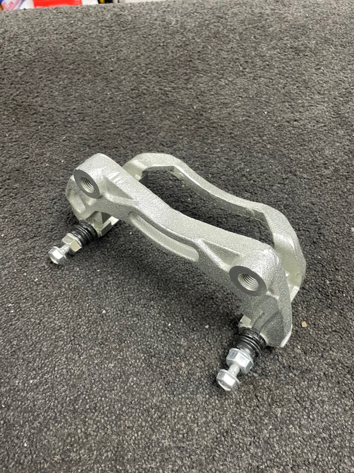 FOR NISSAN NAVARA D40 PATHFINDER R51 FRONT BRAKE CALIPER CARRIER BRACKET RH OS