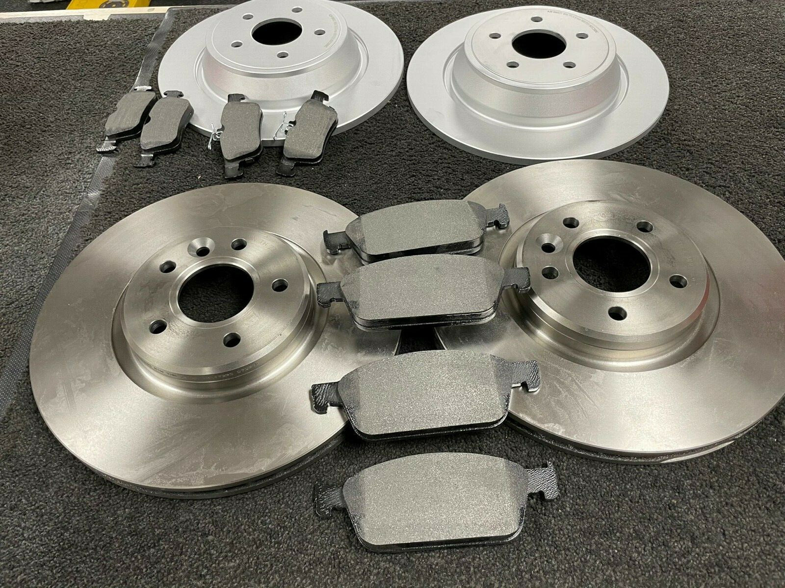 FORD KUGA BRAKE DISC BRAKE PADS  FRONT REAR  MINTEX  BRAKE PADS 320+316mm