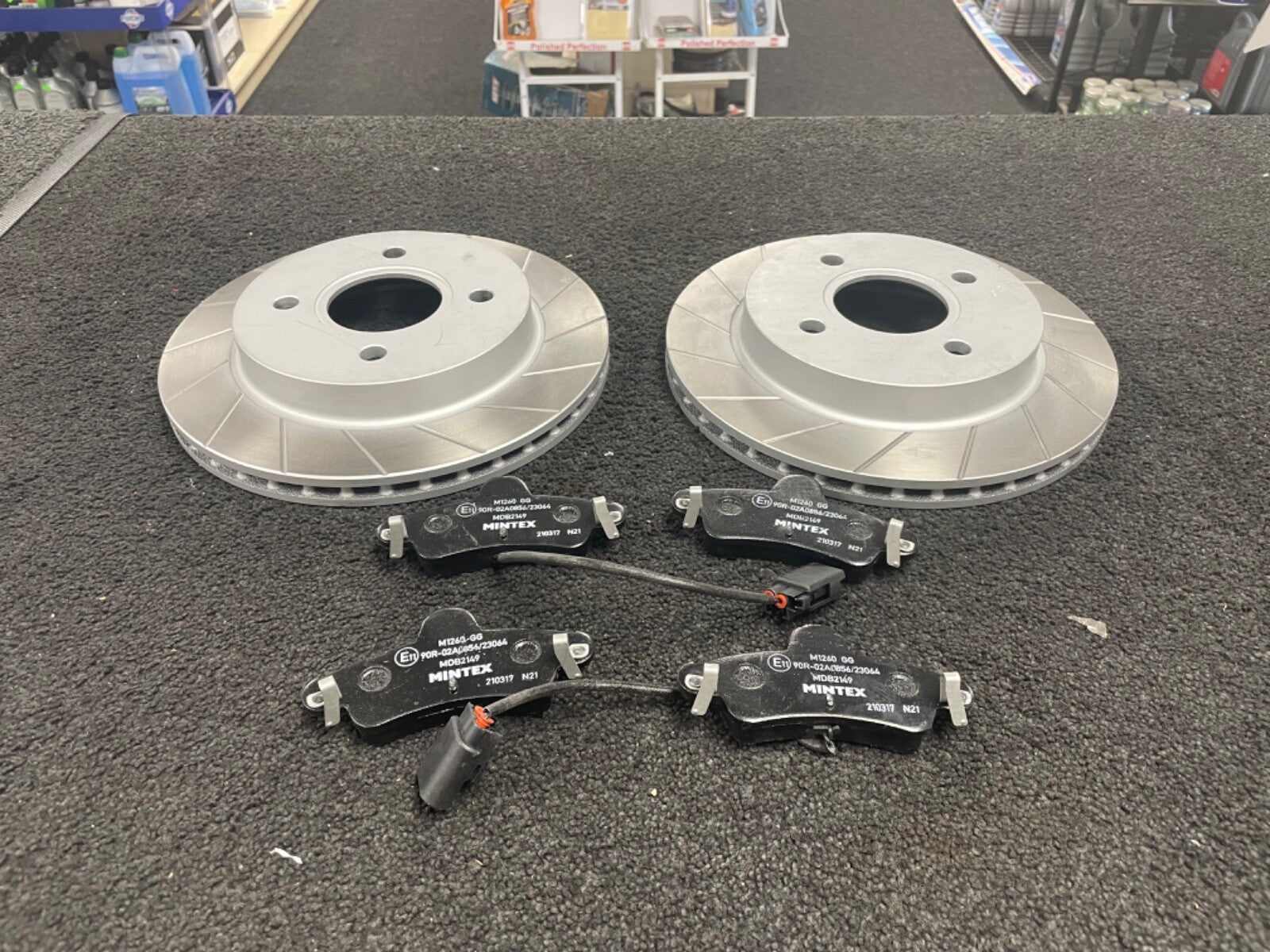 FORD MONDEO ST24 ST200 REAR GROOVED BRAKE DISCS MINTEX BRAKE PADS 