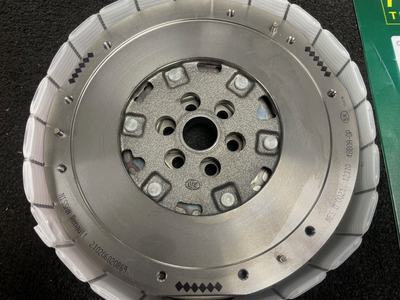 GENUINE DUAL MASS FLYWHEEL  FOR NISSAN QASHQAI  X-TRAIL 1.6DIG-T BRAND NEW