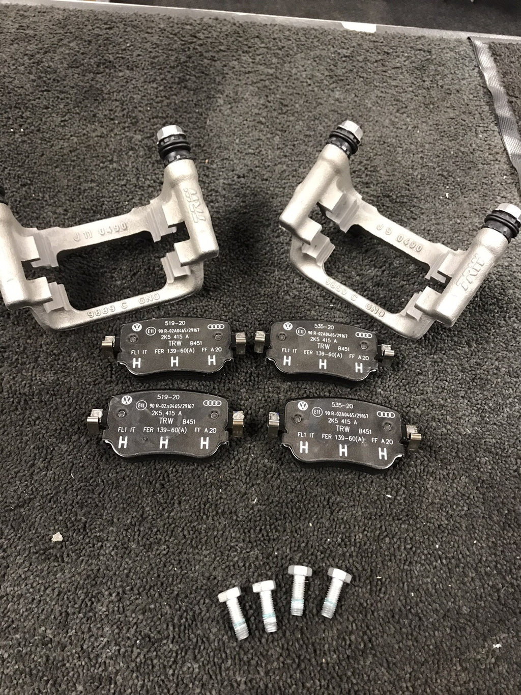 2 ORIGINAL VW REAR BRAKE CALIPER BRACKET+PADS OCTAVIA 5E LEON 5F ST TSi SC TDi