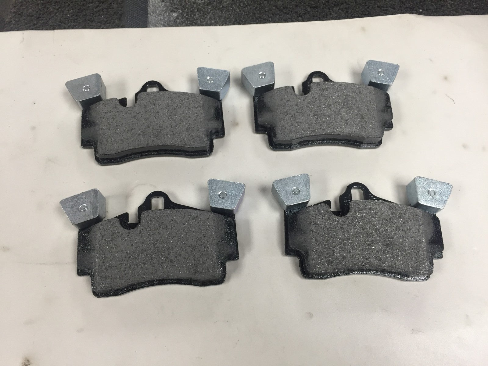 FOR PORSCHE CAYENNE  4.5 Turbo  BRAKE PADS & SENSOR WITH FITTING KITS FRONT REAR