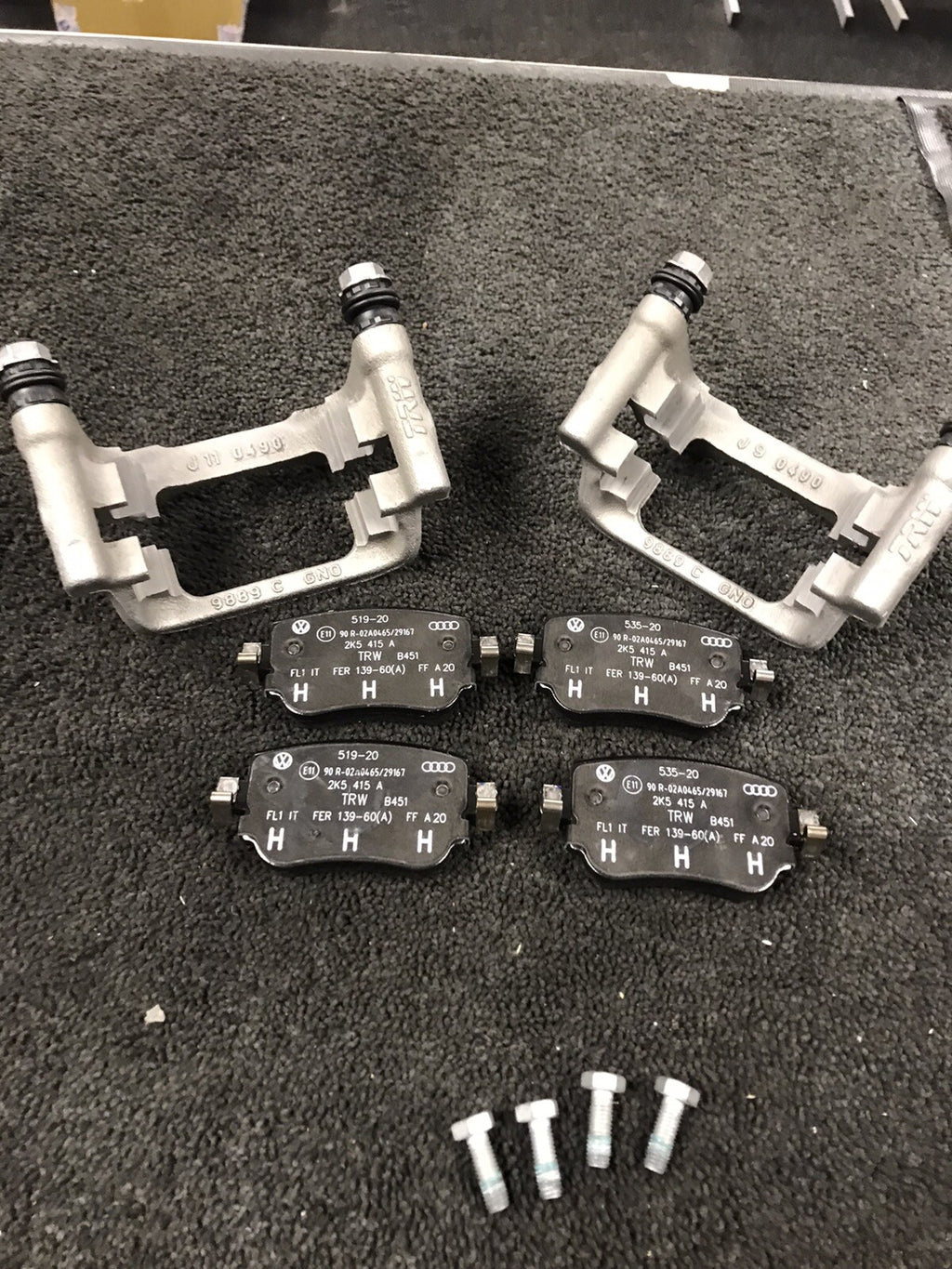2 GENUINE VW REAR BRAKE CALIPER CARRIER BRACKET PADS CADDY MK4 2.0TD CUUD/DFSD