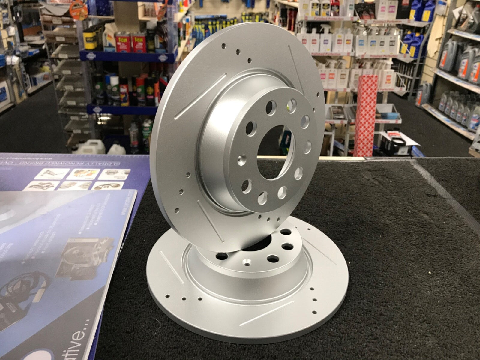 VW GOLF MK5 2.0GTi BRAKE DISC DRILLED GROOVED FRONT REAR MINTEX BRAKE PADS