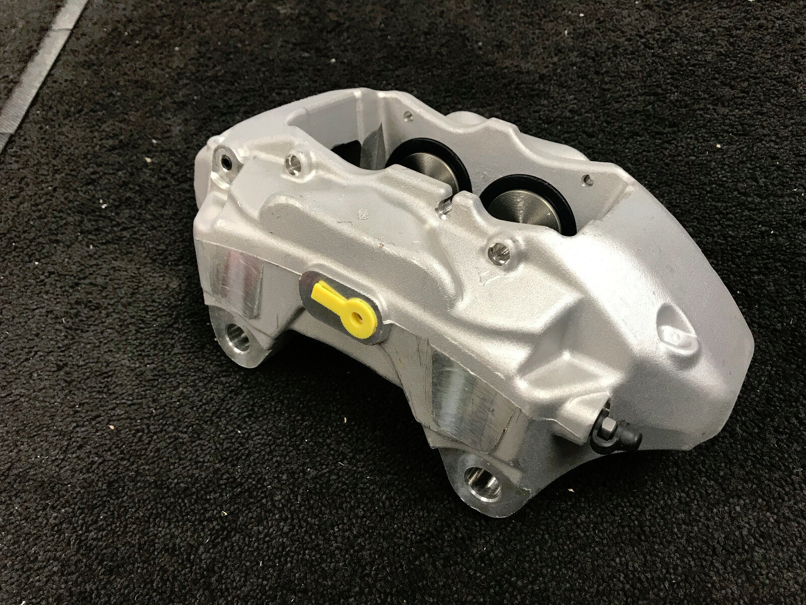 VW TOUAREG ALTITUDE V6 3.0TDi  FRONT BRAKE CALIPER RH OS DRIVER SIDE 4 PISTON