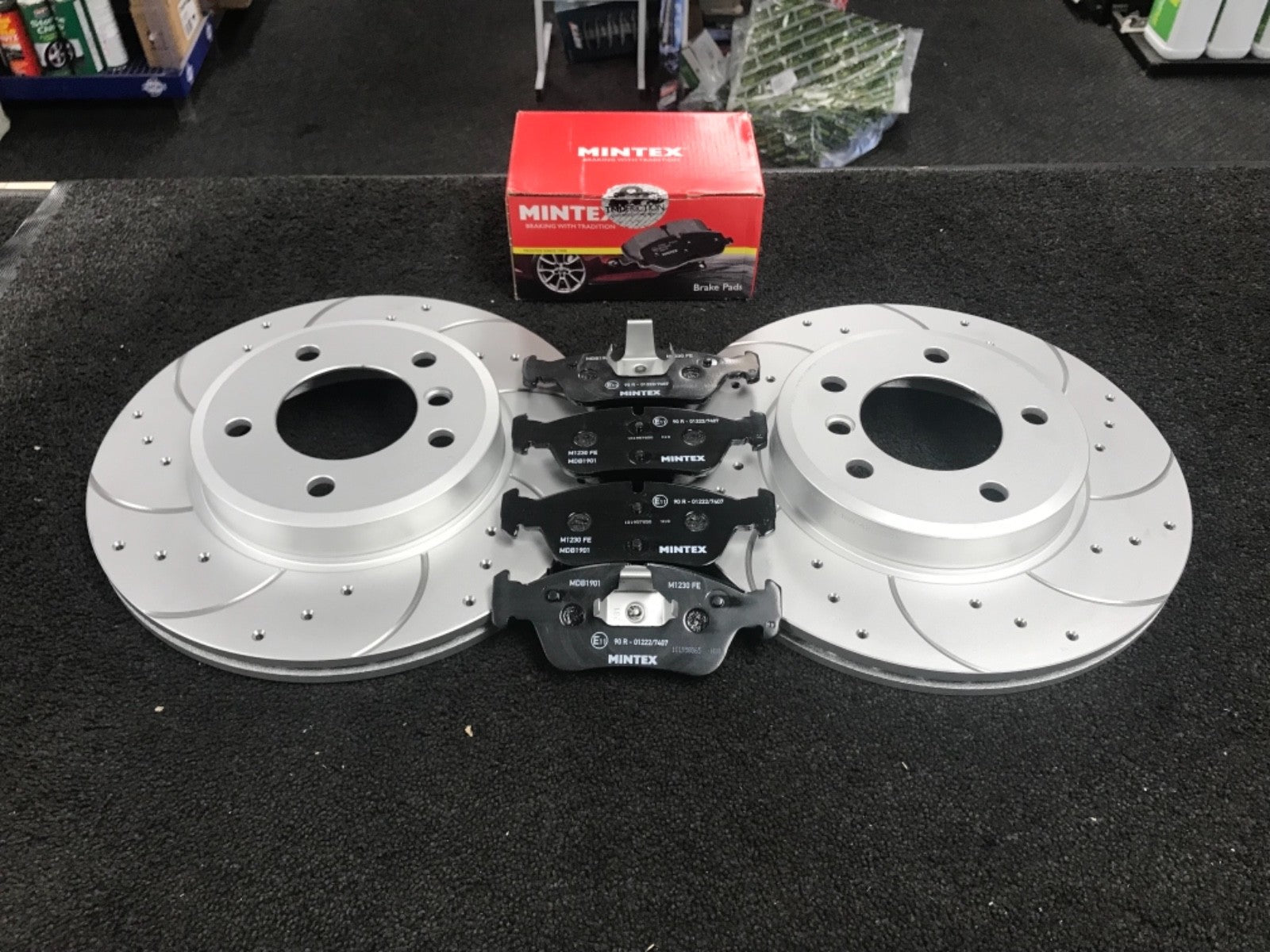 BMW 325 328 320 CROSS DRILLED GROOVED BRAKE DISC MINTEX PAD 