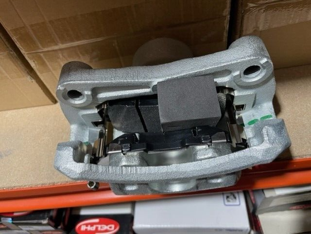 FRONT NS BRAKE CALIPER COMPLETE BRACKET PADS FOR NISSAN JUKE F15 PULSAR C13 DCi