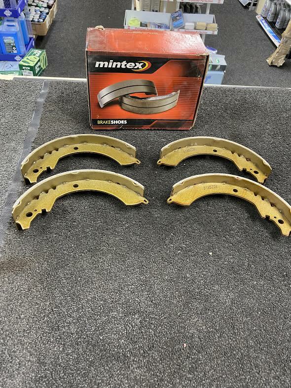 FOR DAIHATSU ROCKY FOURTRAK SPORTRACK 1.6 2.0 2.2 2.8TD  REAR BRAKE SHOES SET