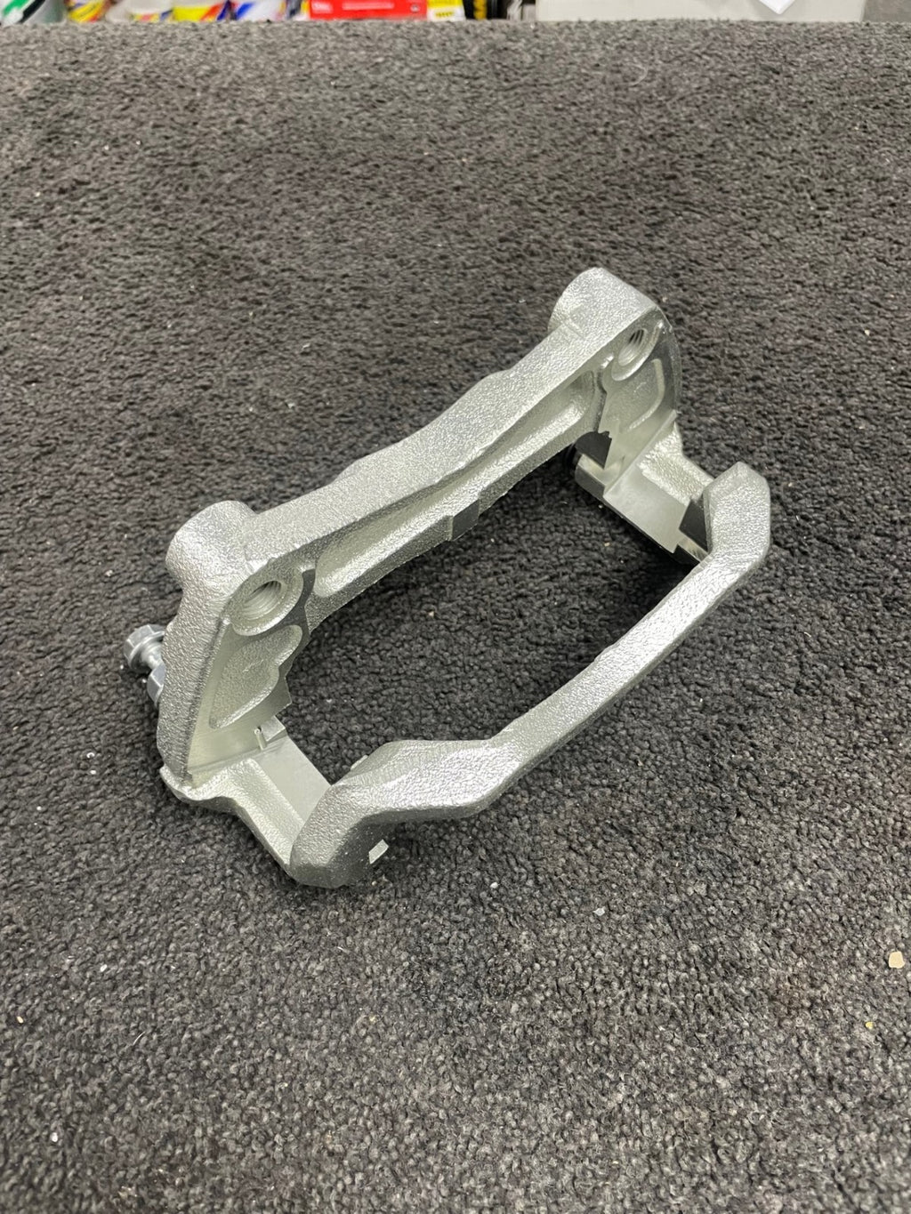 FOR NISSAN NAVARA D40 PATHFINDER R51 FRONT BRAKE CALIPER CARRIER BRACKET RH OS