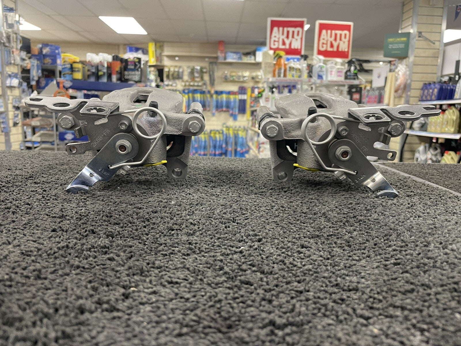 2 REAR BRAKE CALIPER COMPLETE ASSEMBLED CARRIER BRAKE PADS GENUINE VW CADDY MK4