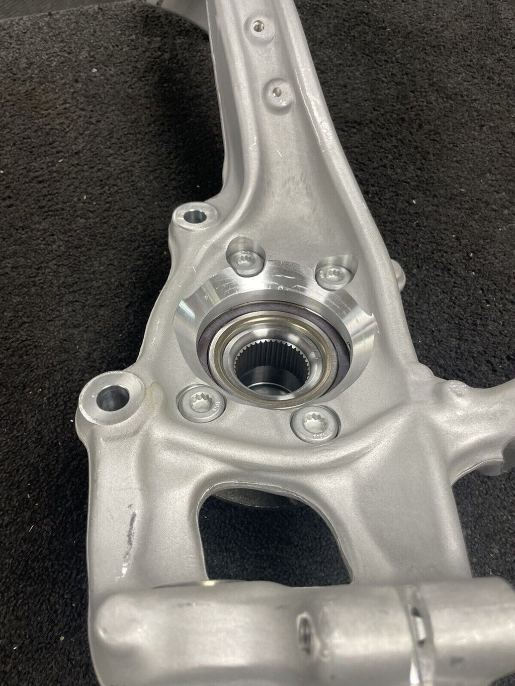 AUDI A4 B8 8K TDI QUATTRO RH  SUSPENSION KNUCKLE HUB ARM WHEEL BEARING CARRIER