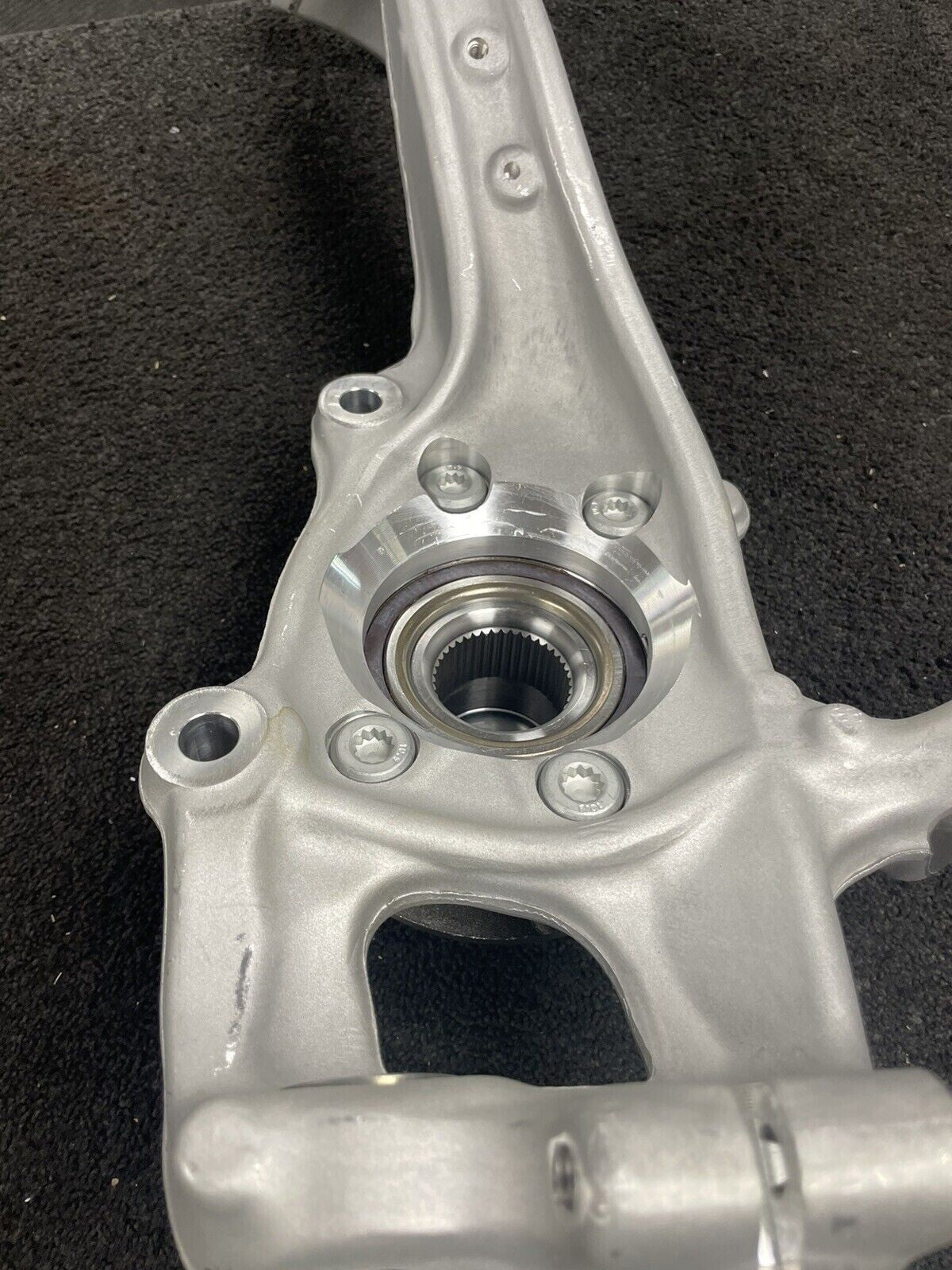 AUDI A4 B8 8K TDI QUATTRO RH  SUSPENSION KNUCKLE HUB ARM WHEEL BEARING CARRIER