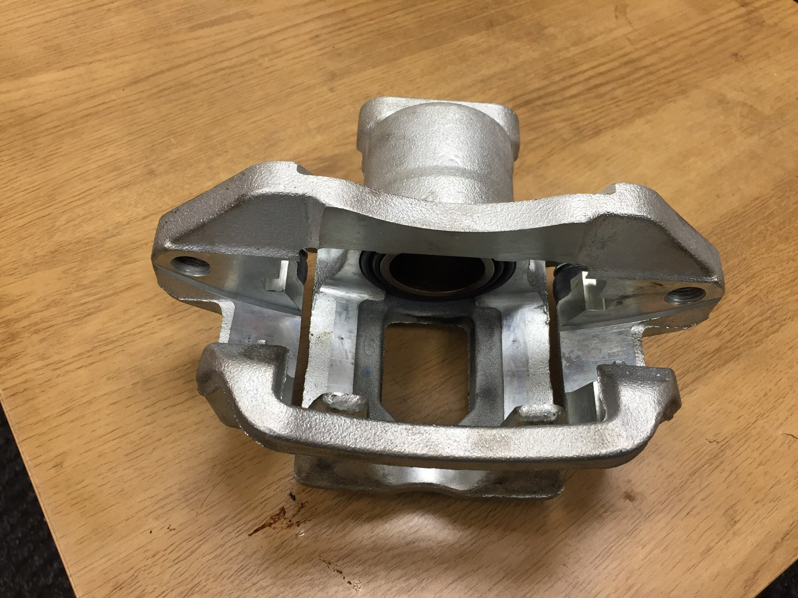 BRAKE CALIPER FRONT UPPER LH  SIDE MITUBISHI CANTER FUSSO 3.0TD 3C15 2005-2011