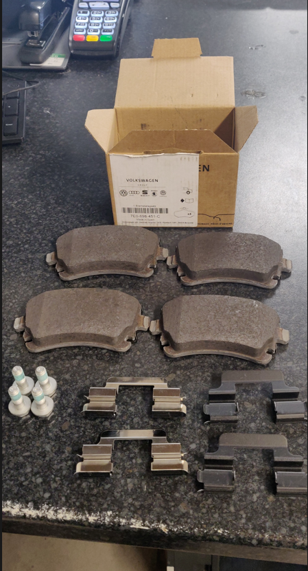 VW TRANSPORTER T5 T6 CARAVELE REAR BRAKE PADS 7E0698451C GENUINE NEW