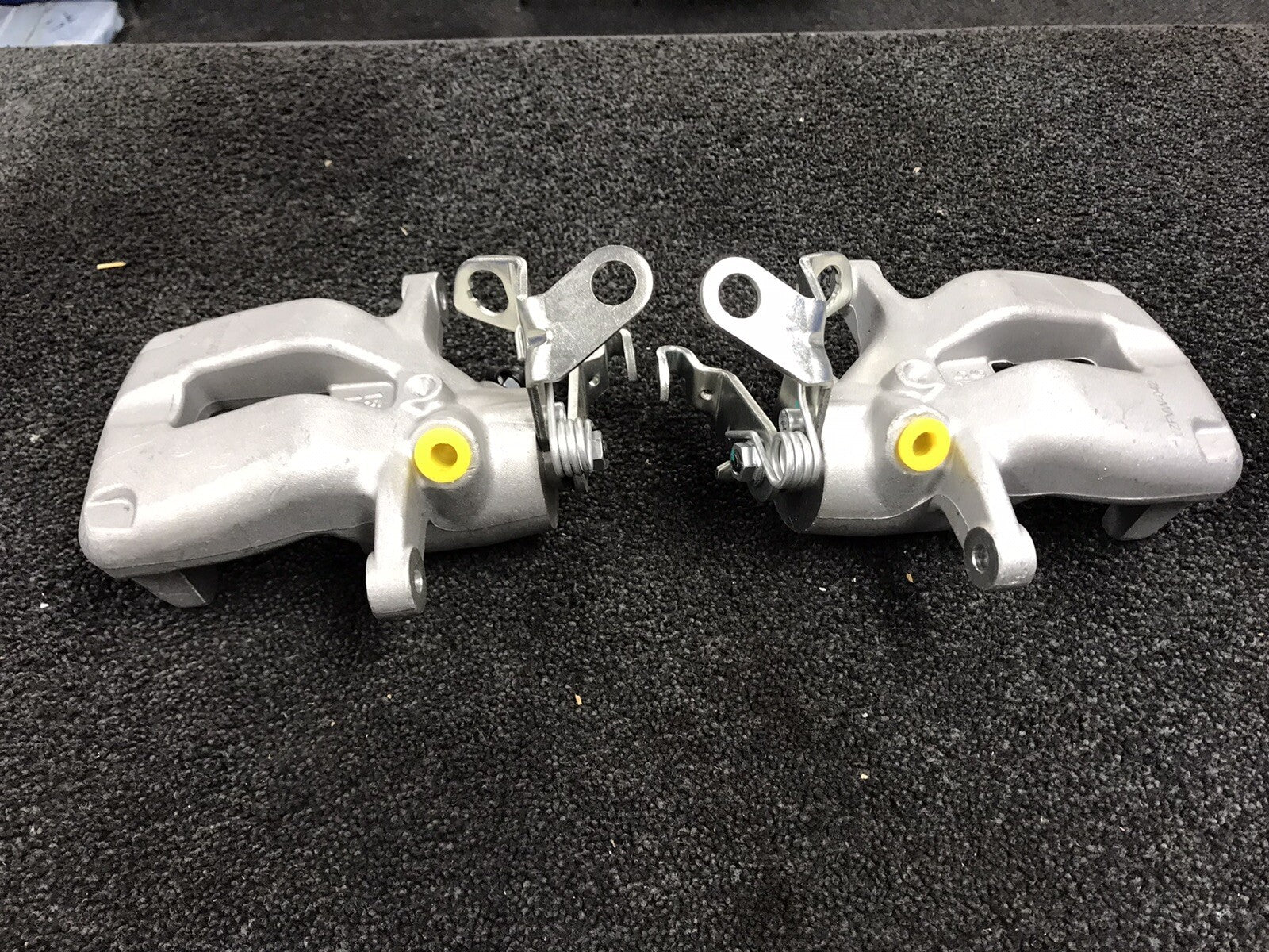 2 NEW REAR BRAKE CALIPER LH RH VW FOR EOS SPORT FSI DSG