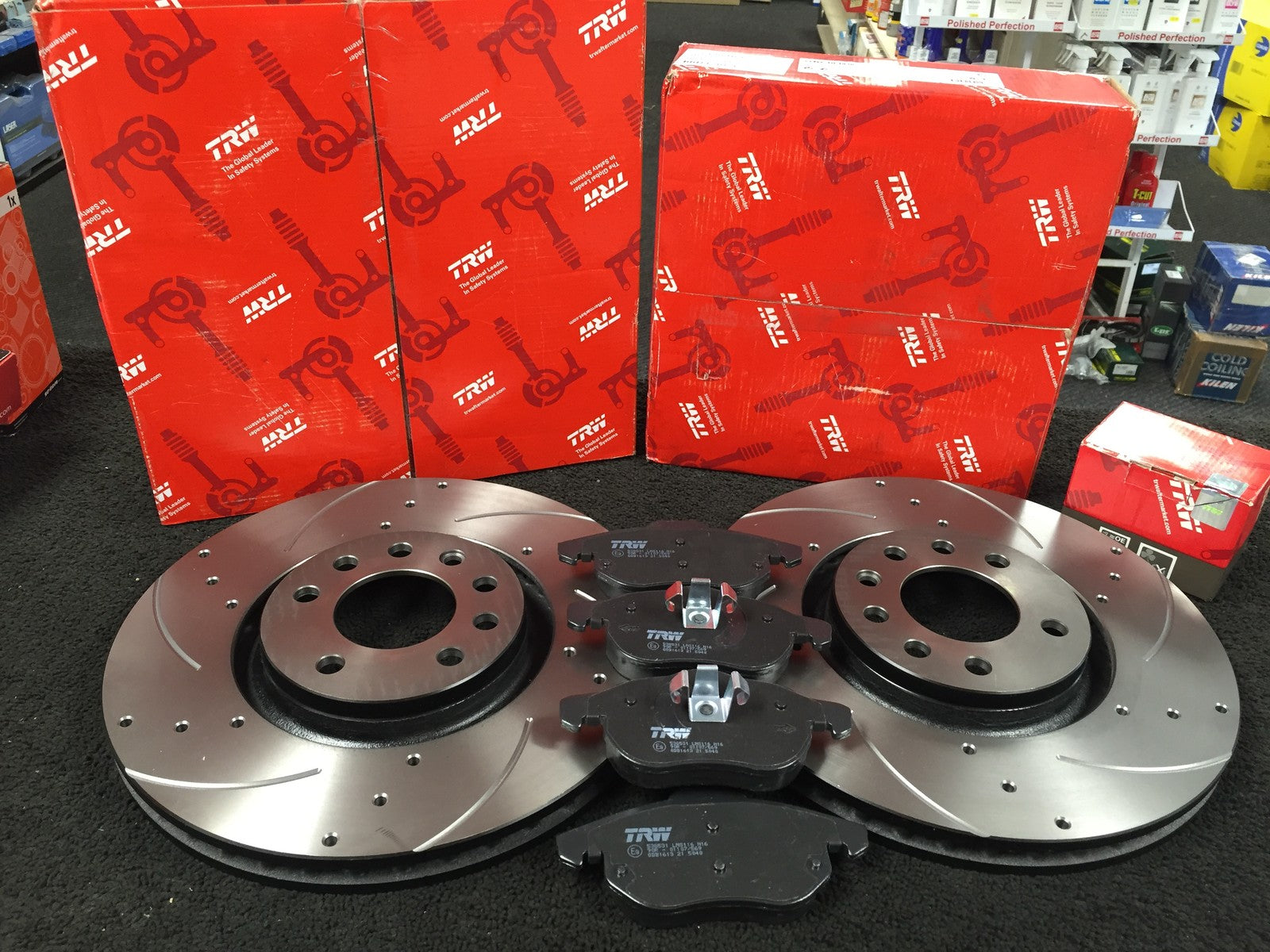 VAUXHALL ASTRA 2.0T VXR TRW BRAKE DISCS CROSS DRILLED GROOVED PADS FRONT TRW