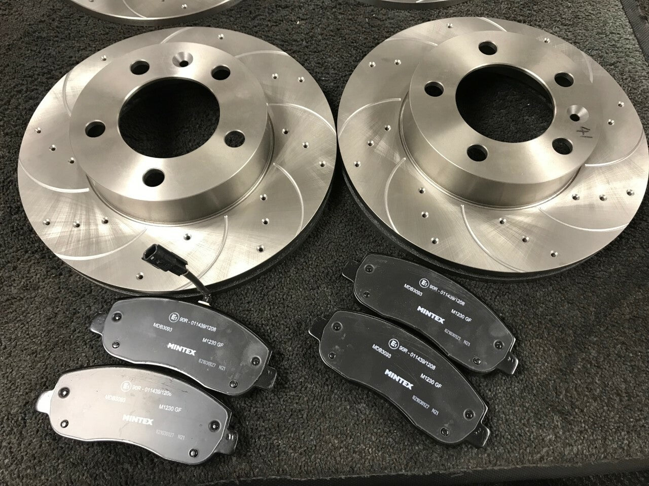 FOR NISSAN NV400 RENAULT MASTER DRILLED GROOVED BRAKE DISC BRAKE PAD FRONT REAR