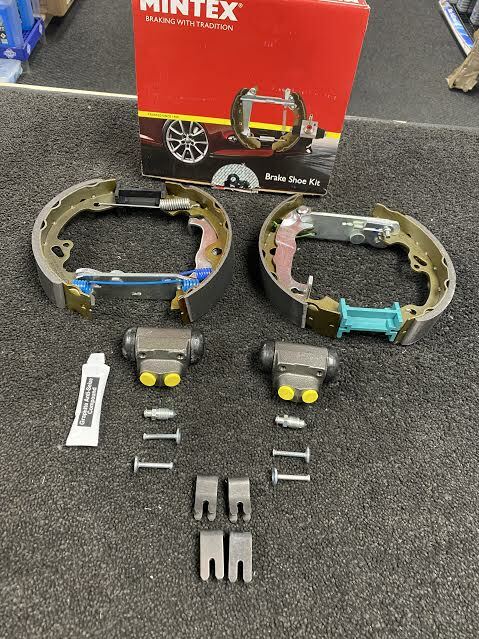 REAR MINTEX BRAKE SHOES WHEEL CYLINDERS FITS FORD FOCUS MK 1 1.8 2.0
