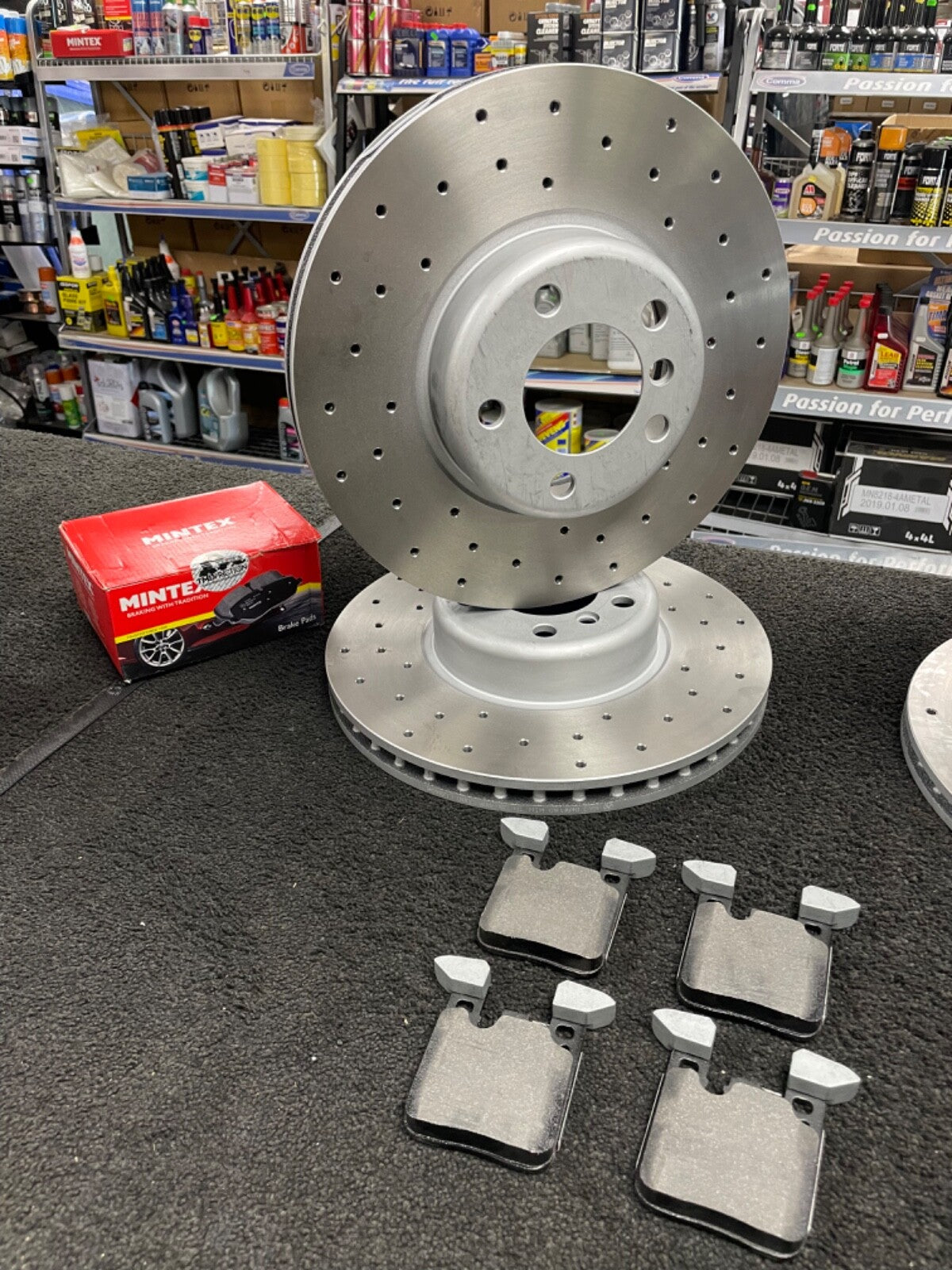 BMW 320d 320i MSPORT F30 SPORT DRILLED FRONT REAR DISCS WITH  BRAKE PADS 340+345