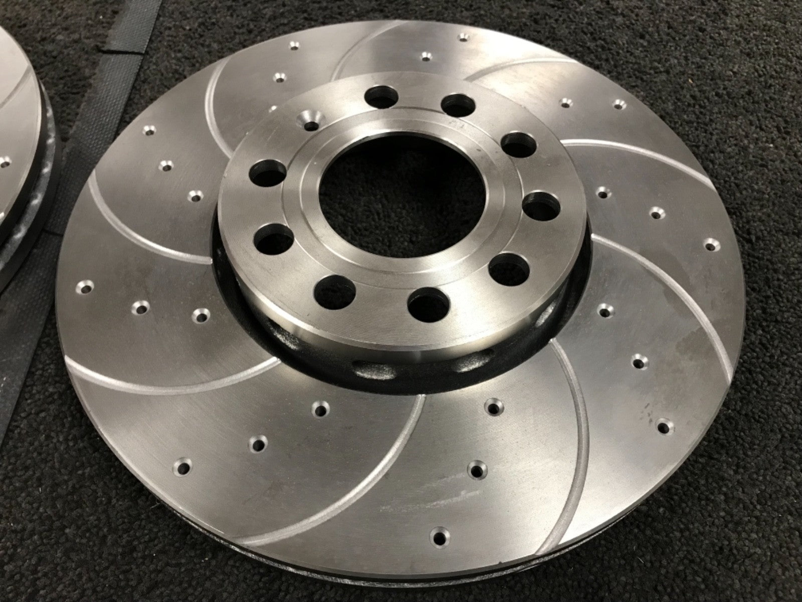 AUDI A4 2.0TDi S LINE B7 BRAKE DISC DRILLED GROOVED FRONT AND REAR SET