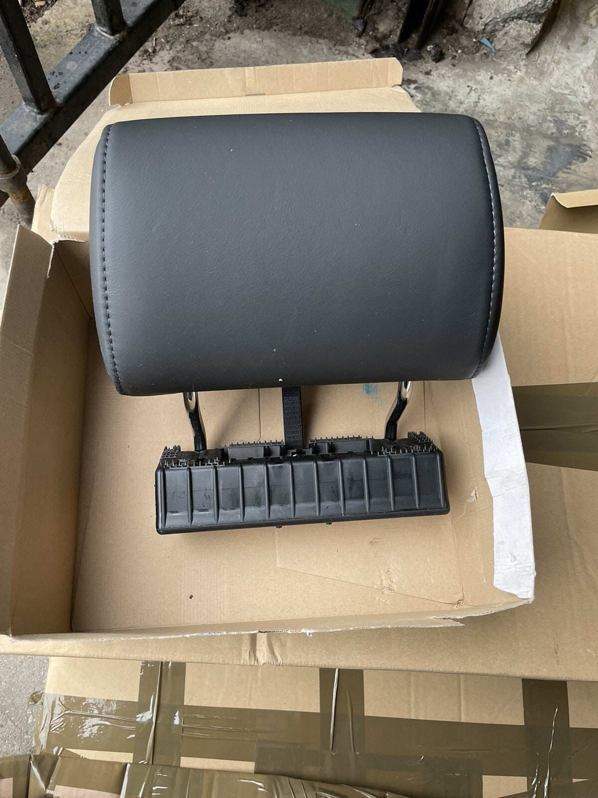 AUDI Q7 2010- 2015 REAR SEAT HEADREST  LEATHER FOLDING 4L0883901MJ38 *GENUINE*