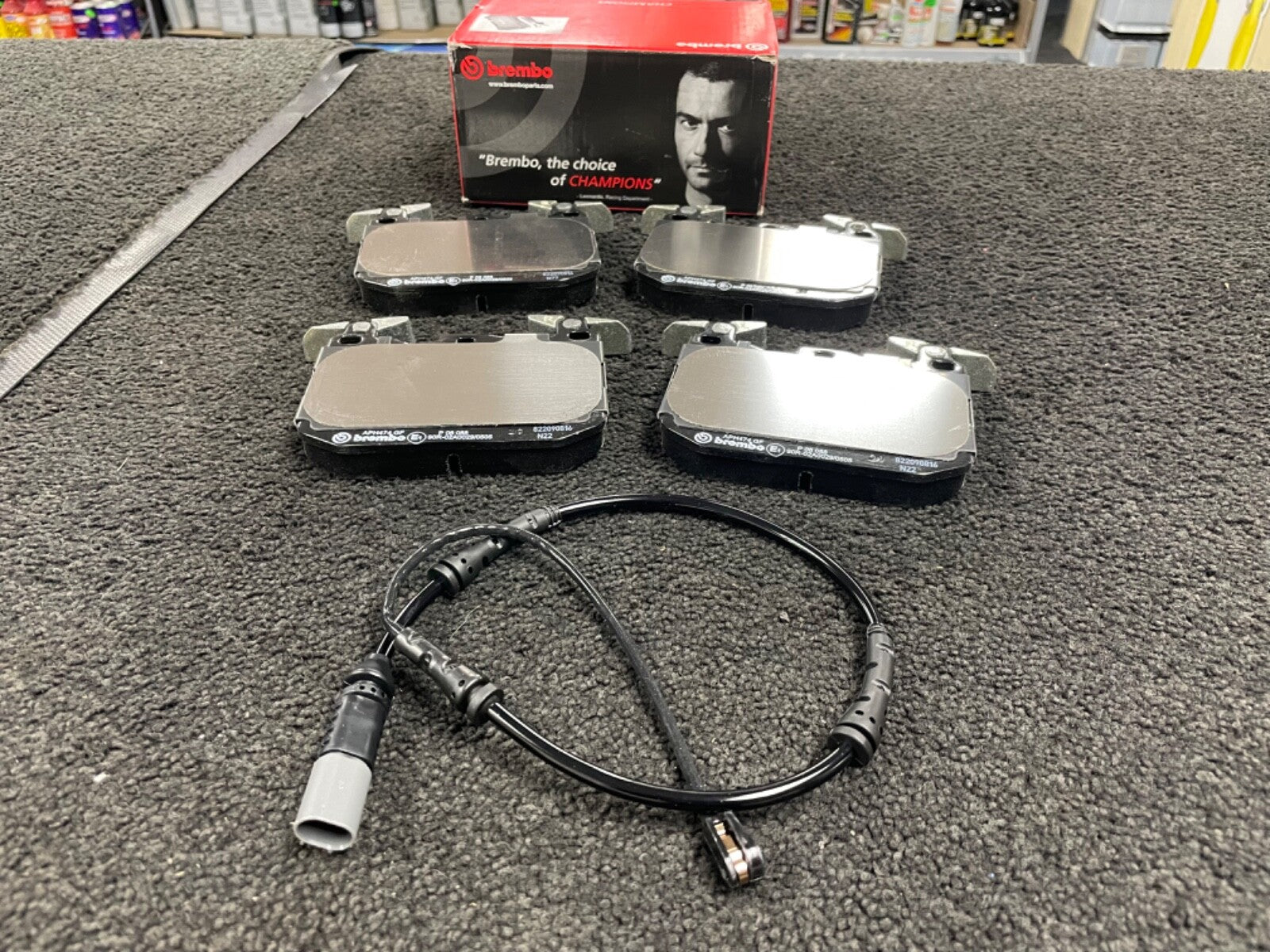 FOR BMW F30 F31 F32 F33 FRONT GENUINE BREMBO BRAKE PADS + WEAR WIRE 370MM