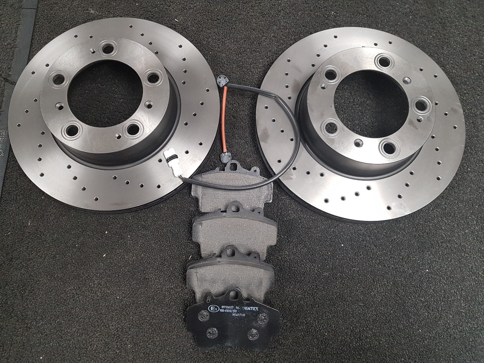 PORSCHE CAYMAN BOXSTER 2.7 (987) (986) FRONT BRAKE DISCS CROSS DRILLED & PADS 