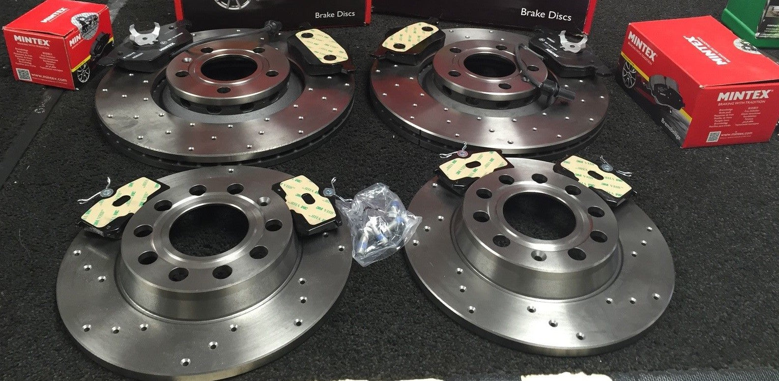 AUDI A4 2.0TDi S LINE B8 140bhp BRAKE DISC DRILLED  BRAKE PAD MINTEX FRONT REAR
