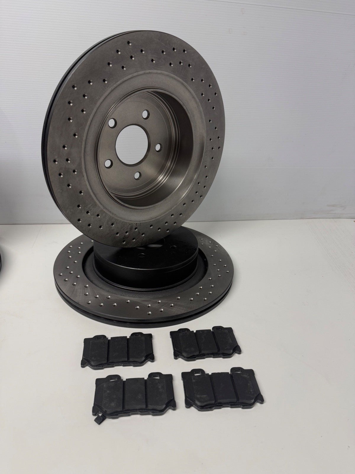 FOR INFINITI Q50 S HYBRID (MK1 (V37)) FRONT REAR DRILLED BRAKE DISC PAD SET