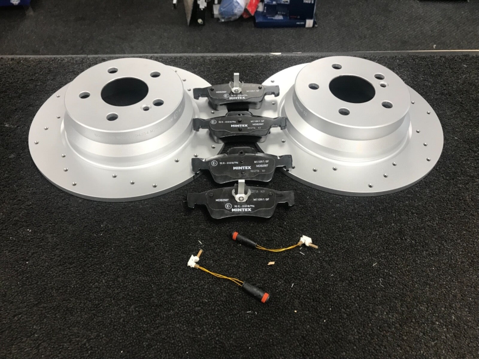 FOR CLS CLS220 BLUETEC AMG LINE REAR SOLID BRAKE DISC CROSS DRILLED PADS