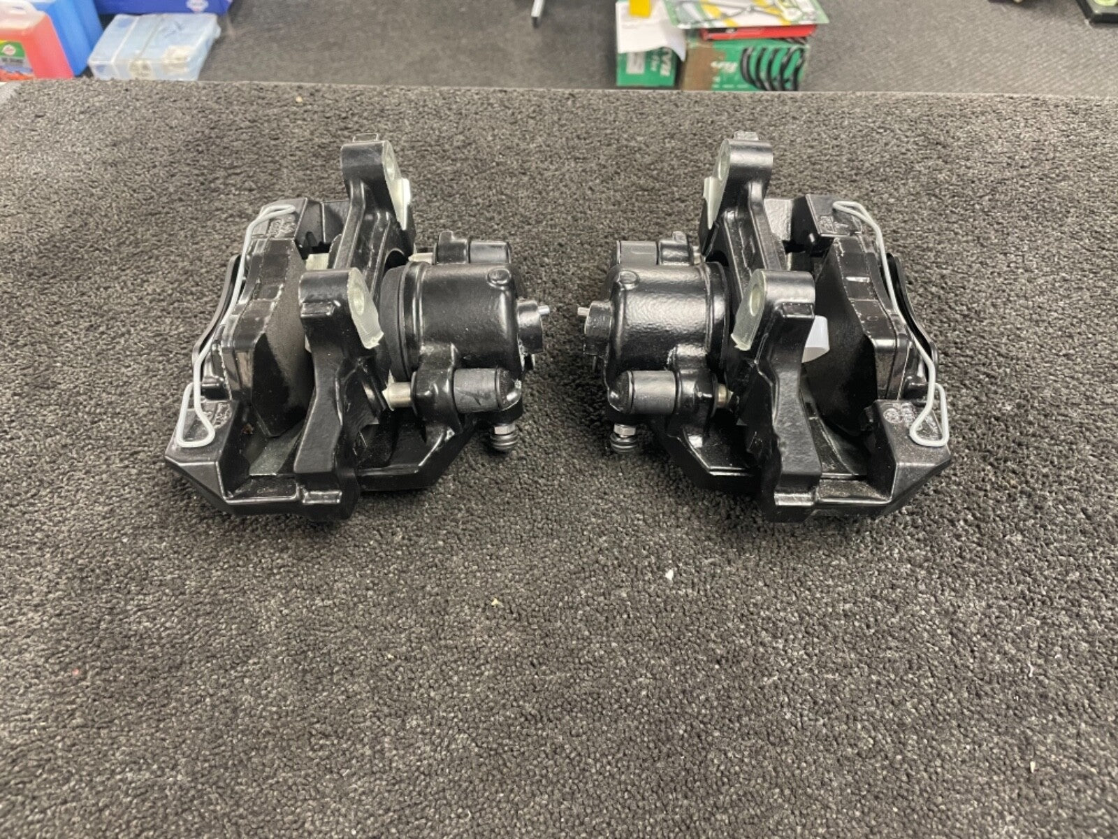 2 FRONT BRAKE CALIPERS COMPLETE +CARRIER BRACKET PADS AUDI A1 S1 310M DISC