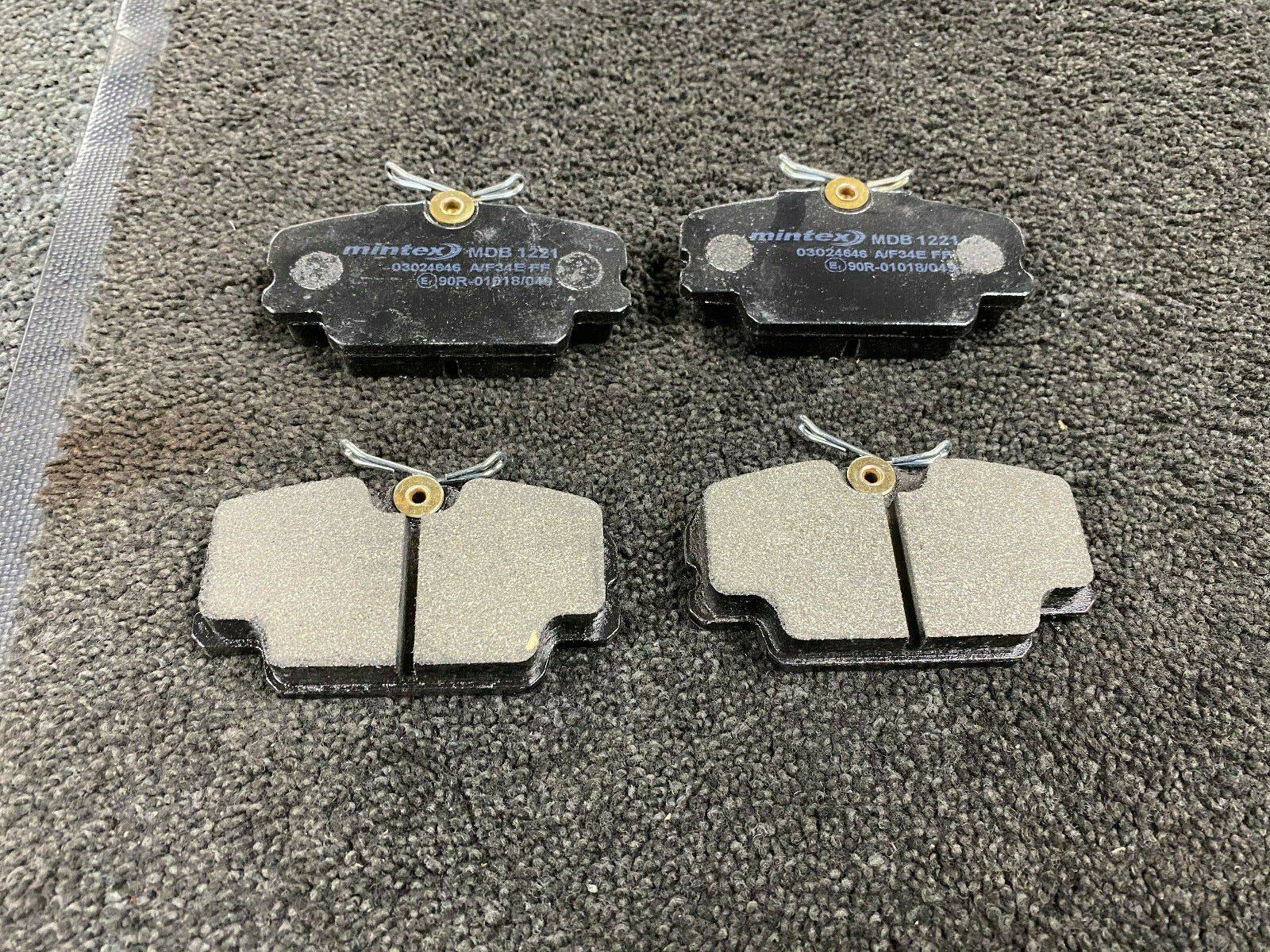 FOR MERCEDES 190 190D 190E 1.8 2.0 2.5 2.6 W201 1983-1993 FRONT BRAKE PAD SET 