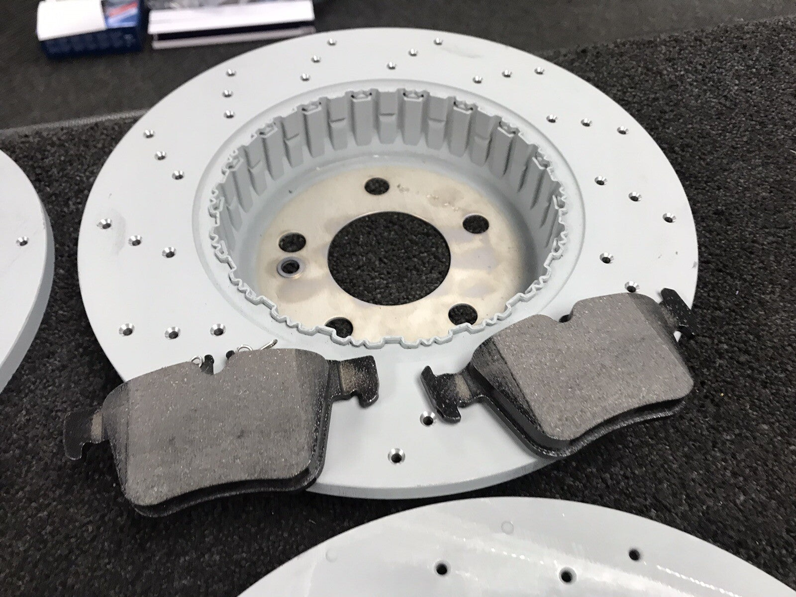 FOR MERCEDES C220d BlueTEC W205 BRAKE DISC CROSS DRILLED BRAKE PAD FRONT REAR