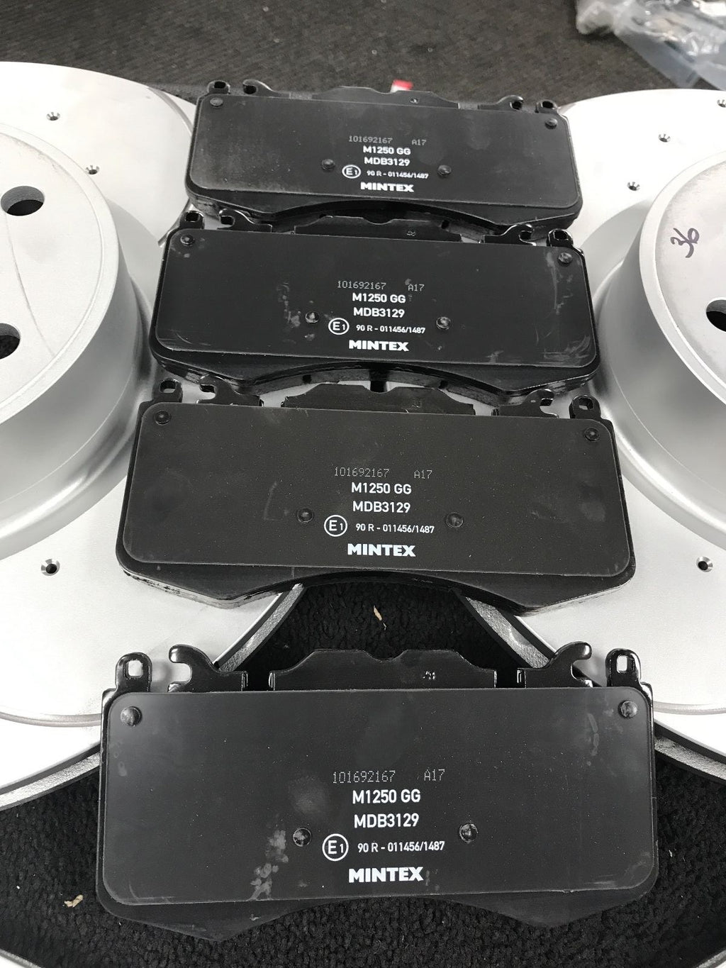 RANGE ROVER TDV8 MK3 BRAKE DISCS CROSS DRILLED GROOVED WITH PADS FRONT SET 