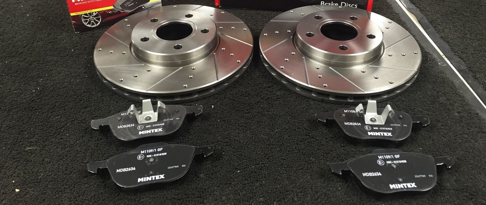 FORD FOCUS MK3 1.0ECO 1.6TDCi CROSS DRILLED FRONT MINTEX BRAKE PADS 278MM