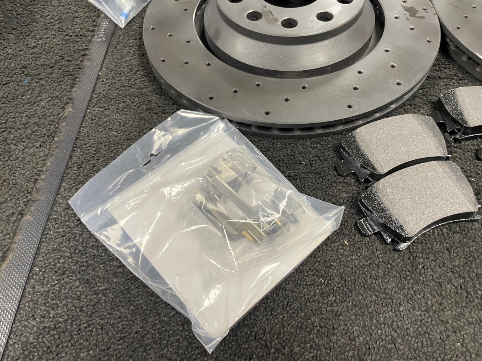 VW GOLF R MK7 GTi EDITION40 REAR CROSS DRILLED BLACK COATER BRAKE DISC PAD 310mm