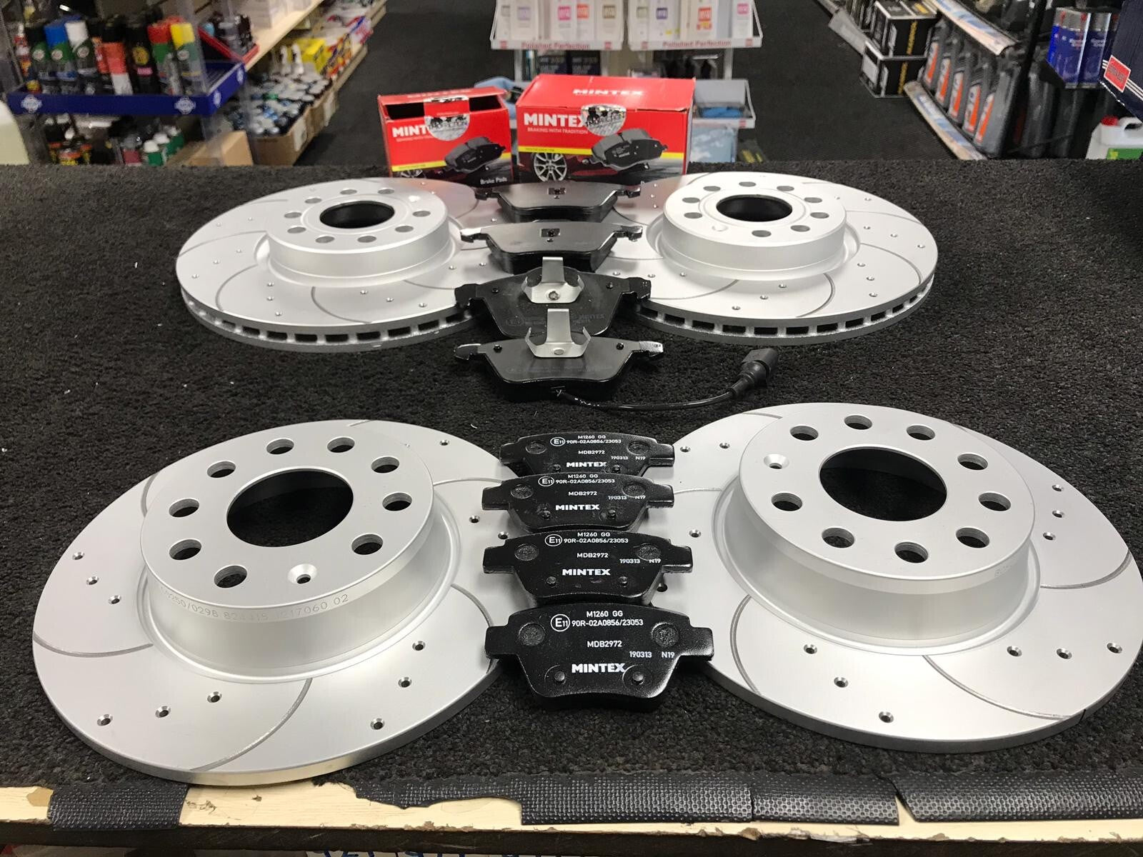 VW GOLF MK6 2.0GTi DSG BRAKE DISC CROSS DRILLED GROOVED BRAKE PAD FRONT REAR