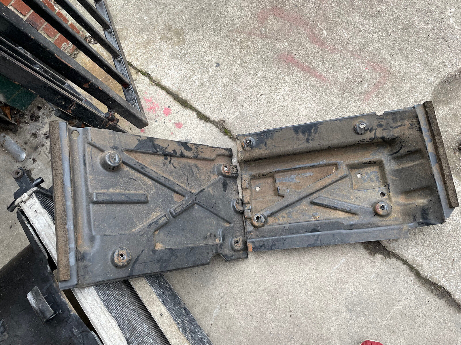 DEFENDER 90 110 TDCI PUMA UNDER BODY SEAT BOX BATTREY + ECU COVER TRAY