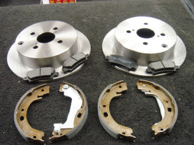 FOR TOYOTA COROLLA 1.4 1.6 VVTI 1.4 2.0 D4D REAR BRAKE DISC PAD HANDBRAKE SHOES