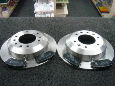 FOR KIA SEDONA 2006 ON 2 REAR BRAKE DISCS BRAKE PADS 