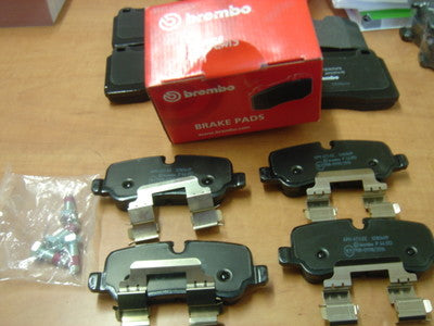  FOR RANGE ROVER SPORT 2.7TD 3.6TD 4.2 4.4 BRAKE PADS BREMBO REAR SENSOR CLIPS